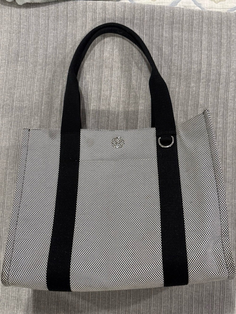 Lululemon Two-Tone Canvas Tote black + white #totebag #reusable #lifestyle